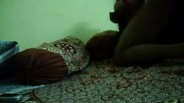 परिपक्व श्यामला ने अपने इंग्लिश मूवी सेक्सी फिल्म पैर फैला दिए