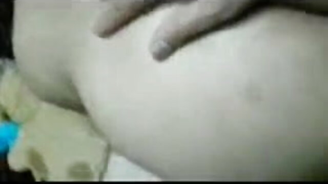 लाइफगार्ड ने घायल लड़की की इंग्लिश सेक्सी मूवी दिखाओ चुदाई की