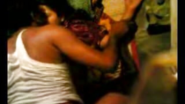 एक आदमी ने एक छोटी स्कर्ट में इंग्लिश फिल्म फुल सेक्स एक लड़की को चोदा